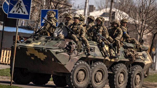 Украинские солдаты сидят в бронетранспортере в городе Северодонецк, Донбасс - Sputnik Абхазия