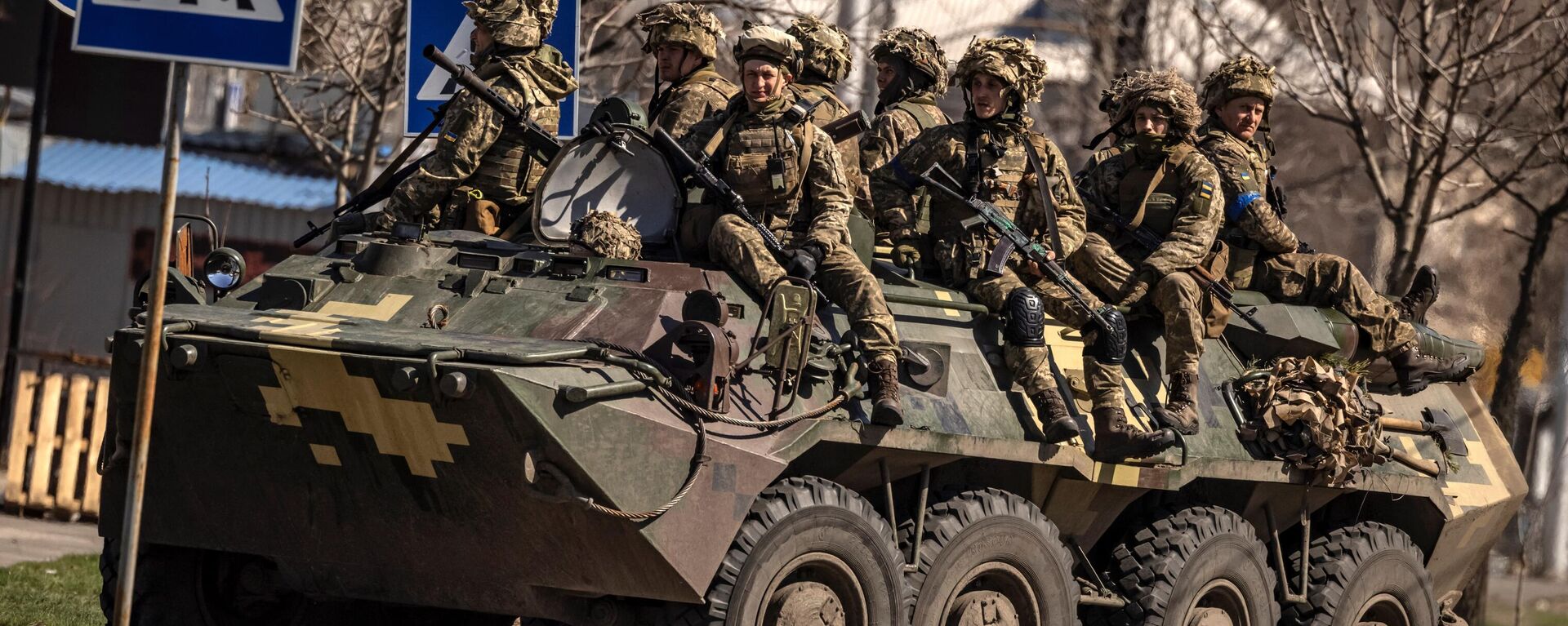 Украинские солдаты сидят в бронетранспортере в городе Северодонецк, Донбасс - Sputnik Абхазия, 1920, 14.11.2022