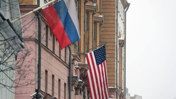 Флаг США на здании посольства на Новинском бульваре в Москве - Sputnik Абхазия