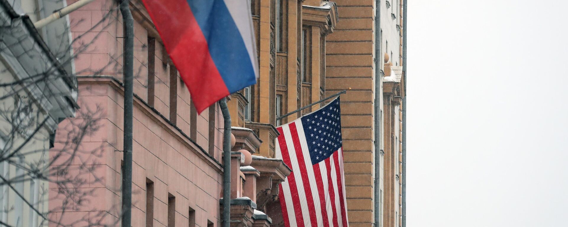 Флаг США на здании посольства на Новинском бульваре в Москве - Sputnik Абхазия, 1920, 18.04.2022