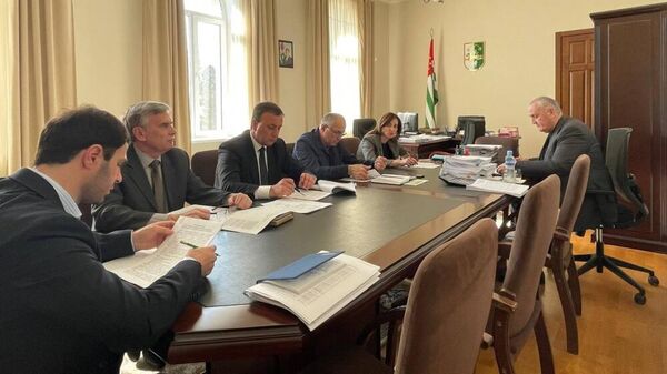 В кабмине обсудили проект новой инвестпрограммы  - Sputnik Абхазия