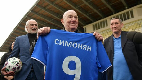 Никита Симонян встретился с ветеранами абхазского футбола - Sputnik Абхазия