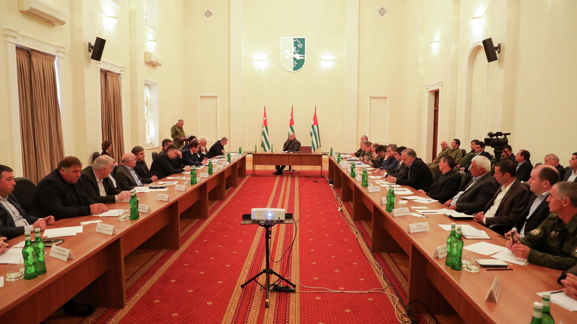 Президент Абхазии Аслан Бжания провел расширенное совещание  по вопросам весенне-летней призывной кампании  2022 года - Sputnik Аҧсны, 1920, 19.04.2022