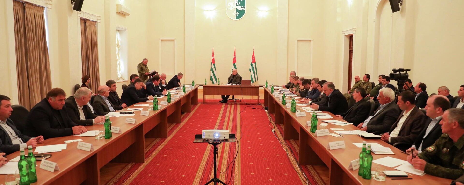 Президент Абхазии Аслан Бжания провел расширенное совещание  по вопросам весенне-летней призывной кампании  2022 года - Sputnik Аҧсны, 1920, 19.04.2022