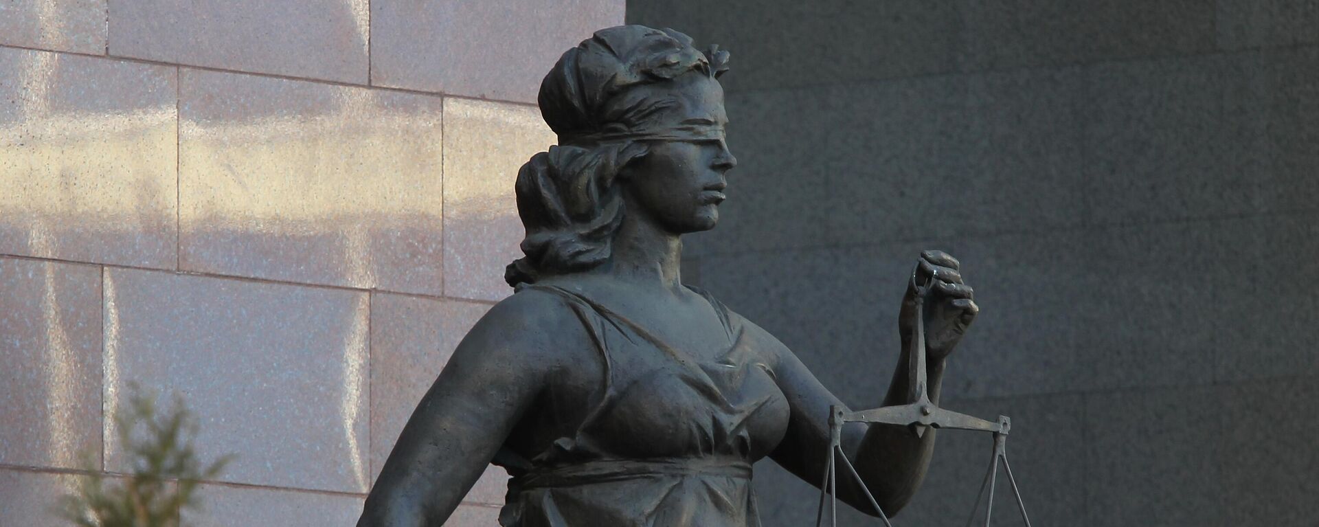 Статуя богини Фемиды у здания Одинцовского городского суда - Sputnik Абхазия, 1920, 19.04.2022
