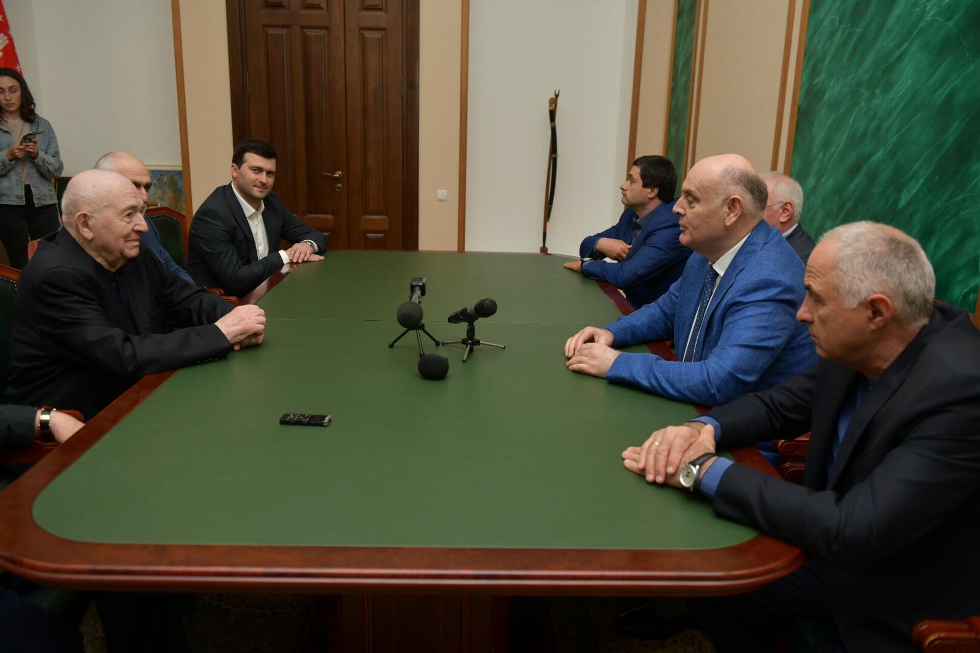 Президент Абхазии Аслан Бжания встретился со знаменитым воспитанником абхазского футбола Никитой Симоняном - Sputnik Абхазия, 1920, 19.04.2022