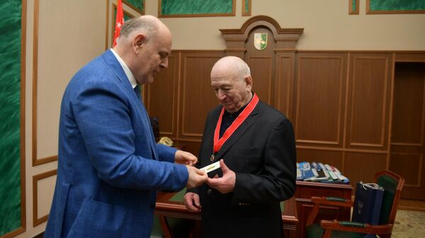 Президент Абхазии Аслан Бжания встретился со знаменитым воспитанником абхазского футбола Никитой Симоняном - Sputnik Абхазия
