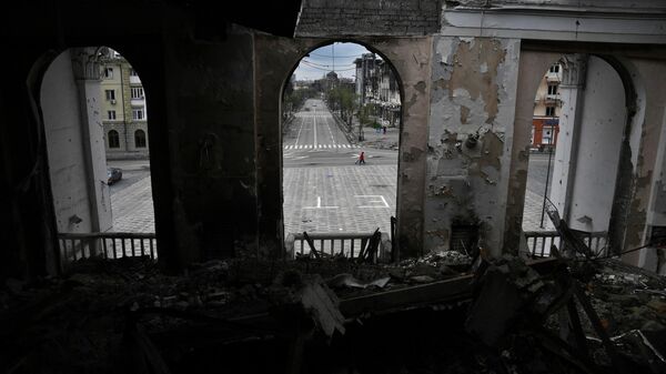 МЧС ДНР разбирает завалы в разрушенном драмтеатре Мариуполя - Sputnik Абхазия