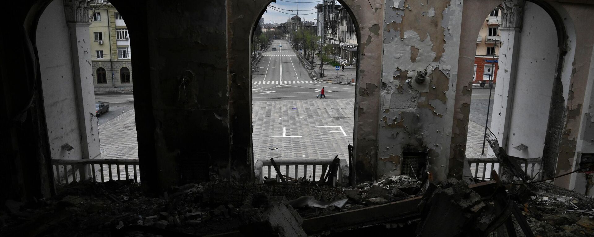 МЧС ДНР разбирает завалы в разрушенном драмтеатре Мариуполя - Sputnik Абхазия, 1920, 23.04.2022