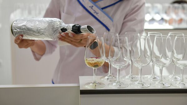 Дегустация вин, прошедших в финал конкурса, на заводе Вина и воды Абхазии - Sputnik Абхазия