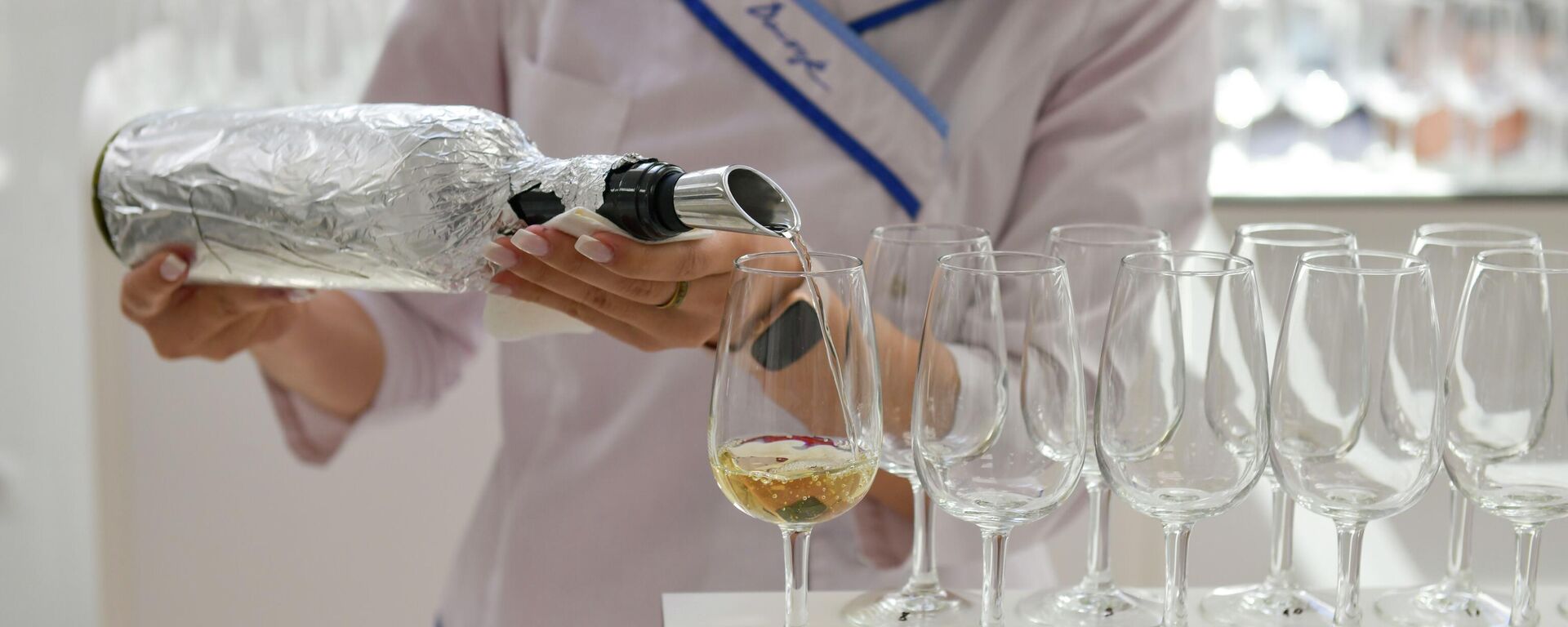 Дегустация вин, прошедших в финал конкурса, на заводе Вина и воды Абхазии - Sputnik Абхазия, 1920, 26.04.2022