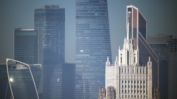 Здание Министерства иностранных дел РФ на Смоленской-Сенной площади и башни делового центра Москва-Сити - Sputnik Абхазия