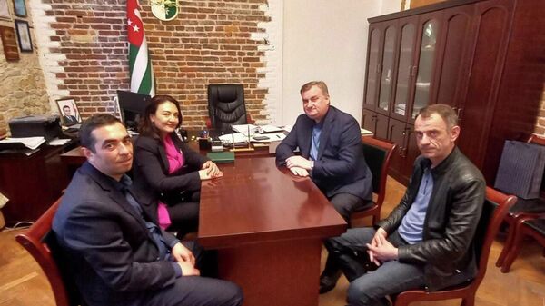 Министр здравоохранения Эдуард Бутба встретился с представителями компании Med travel Еленой Симонянц и Армандом Малхасяном - Sputnik Абхазия