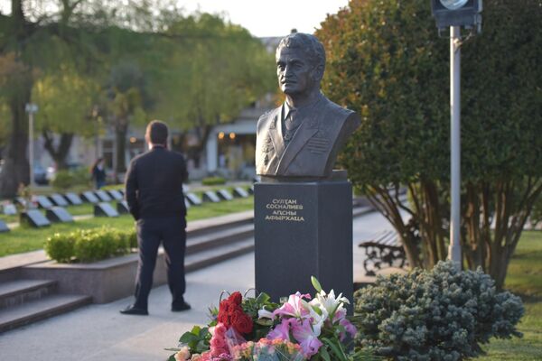 Общественность возложила цветы к памятнику Султана Сосналиева - Sputnik Абхазия