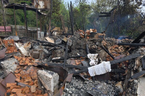 Сгоревший дом на улице Демерджипа в Гагре - Sputnik Абхазия