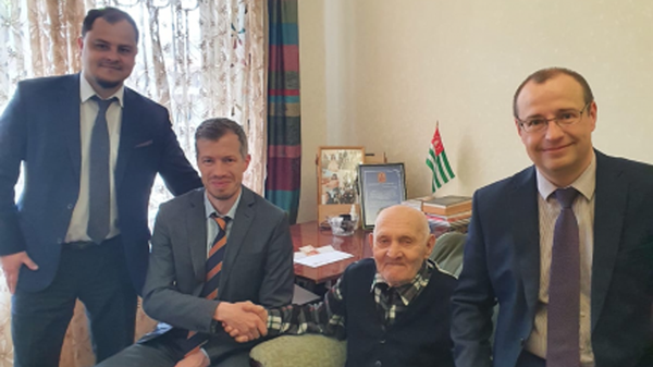 Сотрудники Посольства поздравили ветеранов Великой Отечественной войны с Днем Победы - Sputnik Абхазия