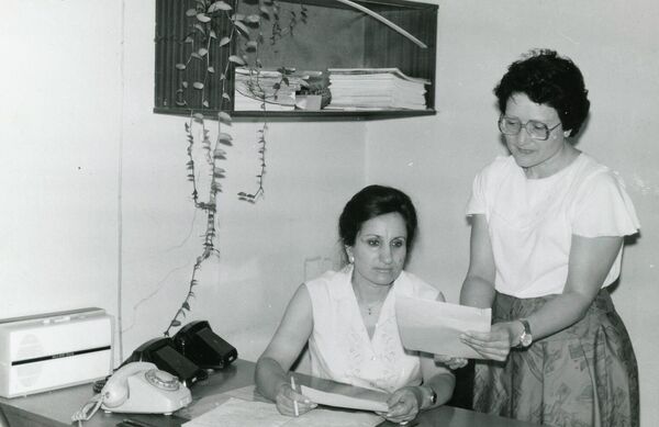 Музыкальный редактор Элеонора Барциц (слева) и музыковед Аида Ашхаруа во время работы. - Sputnik Абхазия