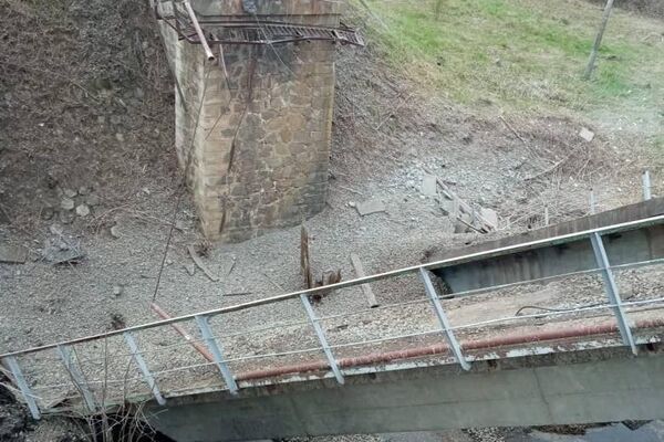 Кадры частично обрушившегося в Курской области ж/д моста - Sputnik Абхазия