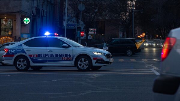 Автомобиль патрульной службы полиции на площади Сахарова в Ереване - Sputnik Абхазия