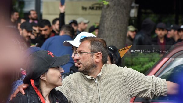 Гегам Манукян среди активистов на третий день акции неповиновения (3 мая 2022). Еревaн - Sputnik Аҧсны