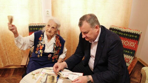 Эдуард Бутба поздравил ветерана Синявскую с 9 Мая - Sputnik Абхазия