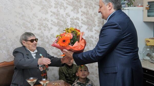 Глава Администрации Сухума Беслан Эшба поздравил ветеранов ВОВ - Sputnik Абхазия