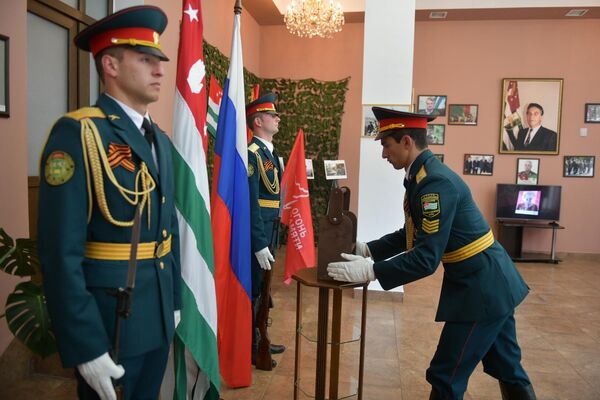 Передача музею боевой славы Вечного огня  - Sputnik Абхазия