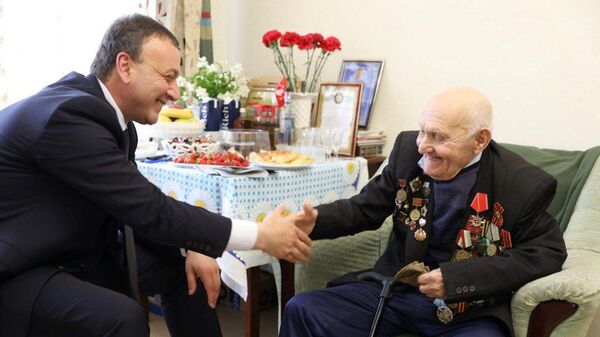 Владимир Делба поздравил Алексея Шония с Днем Победы - Sputnik Абхазия