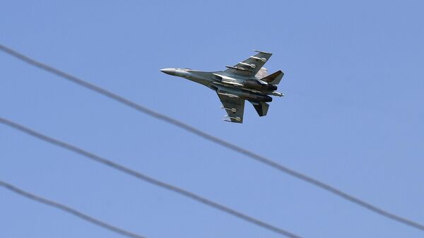 Российский многоцелевой истребитель Су-35 в Харьковской области. - Sputnik Абхазия