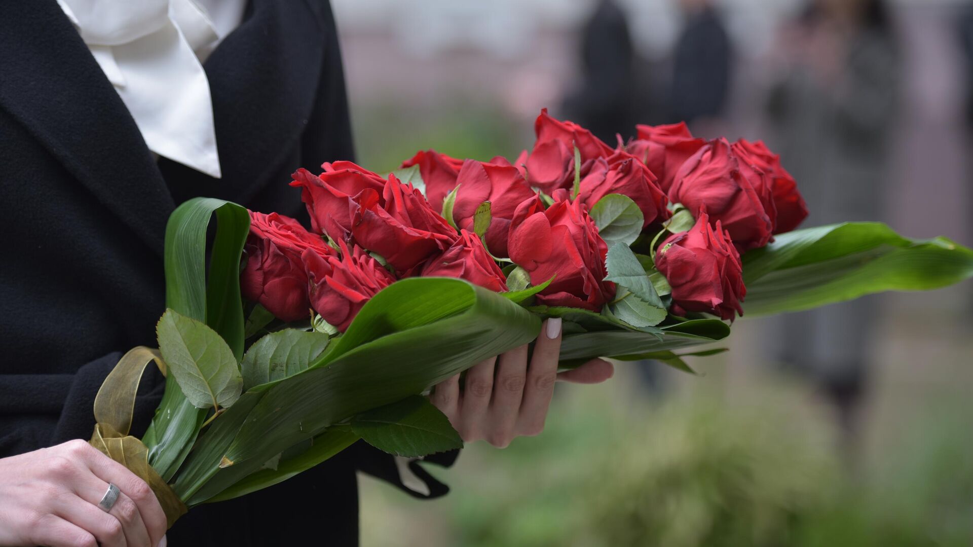 Аслан Бжания возложил цветы к могиле ученого и политика Юрия Воронова - Sputnik Абхазия, 1920, 07.07.2022