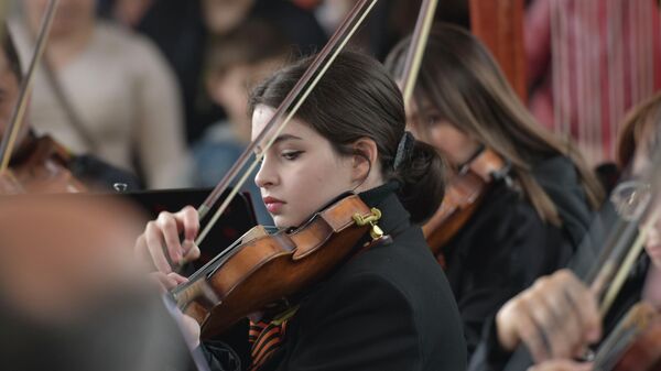 Музыка Победы: камерный оркестр Абхазии провел концерт в преддверии 9 Мая - Sputnik Абхазия