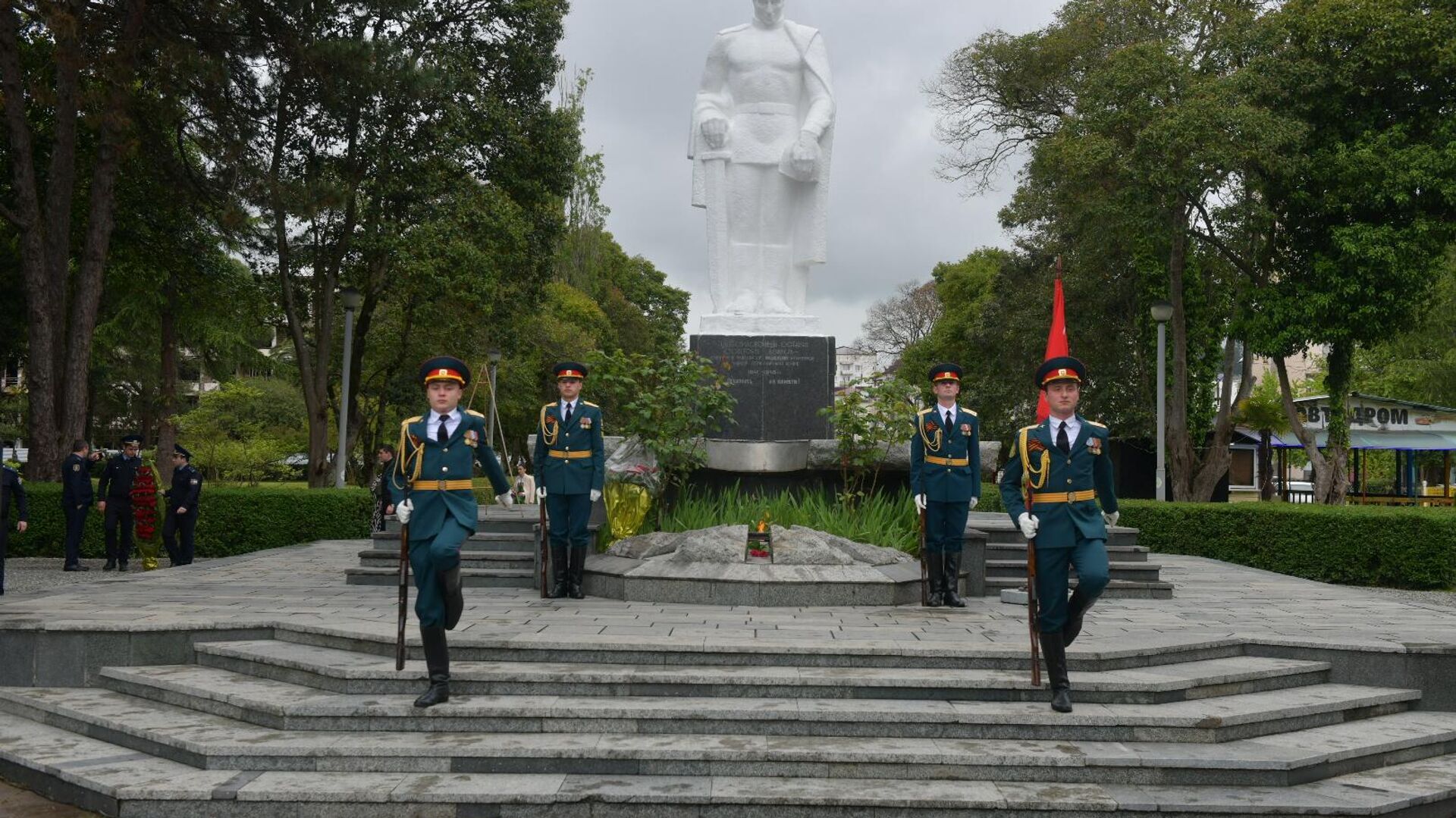 Возложение цветов у памятника Неизвестному солдату   - Sputnik Аҧсны, 1920, 09.05.2022