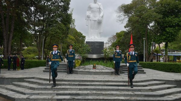 Возложение цветов у памятника Неизвестному солдату   - Sputnik Аҧсны
