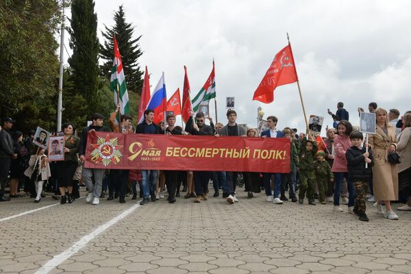 Празднование 9 Мая продолжил традиционный &quot;Бессмертный полк&quot;. - Sputnik Абхазия