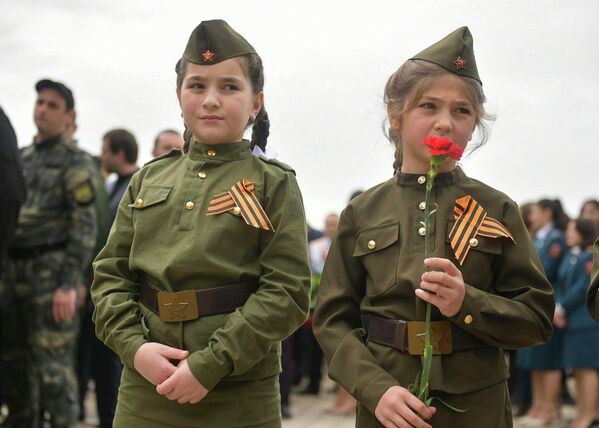 Многие, в том числе и дети, были одеты в военную форму. - Sputnik Абхазия