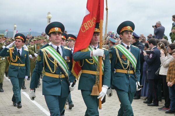 Сухумское высшее общевойсковое командное училище на параде. - Sputnik Абхазия