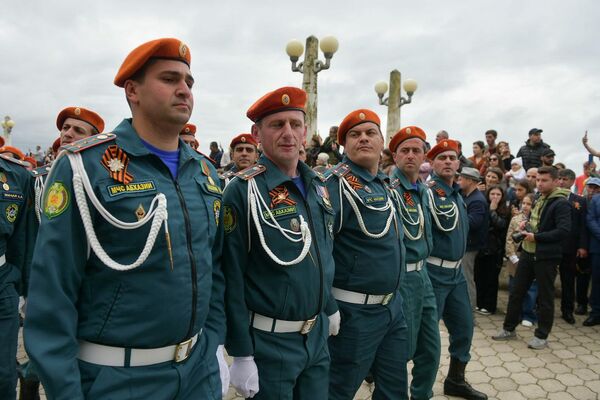 На набережной у памятника Неизвестному солдату состоялось торжественное прохождение парадных расчетов. - Sputnik Абхазия