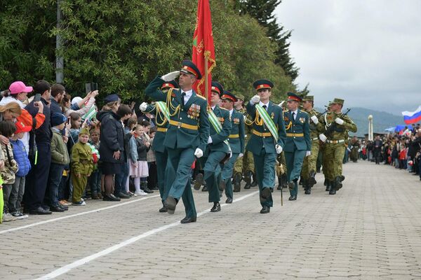 Принимал парад министр обороны республики Владимир Ануа. - Sputnik Абхазия