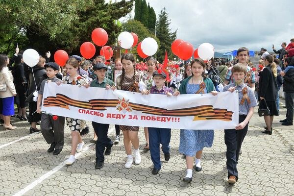 Они несли плакат с надписью &quot;Спасибо деду за Победу&quot;. - Sputnik Абхазия