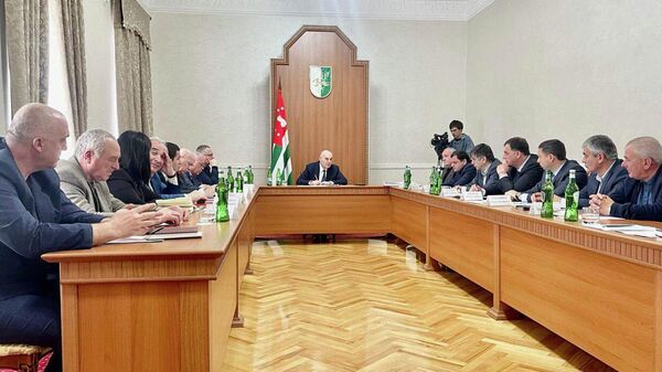 Президент Абхазии Аслан Бжания провел рабочее совещание по вопросам энергетики и незаконной добычи криптовалют  - Sputnik Аҧсны
