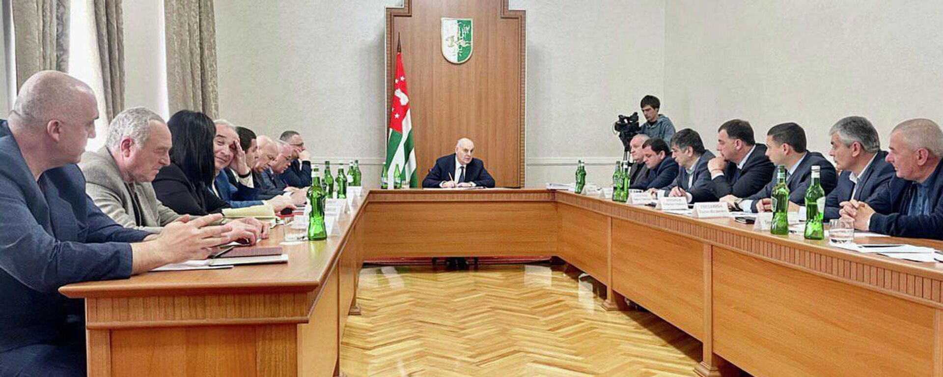 Президент Абхазии Аслан Бжания провел рабочее совещание по вопросам энергетики и незаконной добычи криптовалют  - Sputnik Аҧсны, 1920, 12.05.2022
