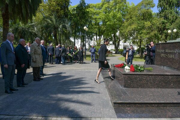 Возложение цветов у памятника Баграта Шинкуба  - Sputnik Абхазия