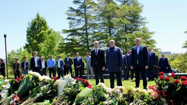 Церемония возложения цветов к Мемориалу Владислава Ардзинба  - Sputnik Абхазия
