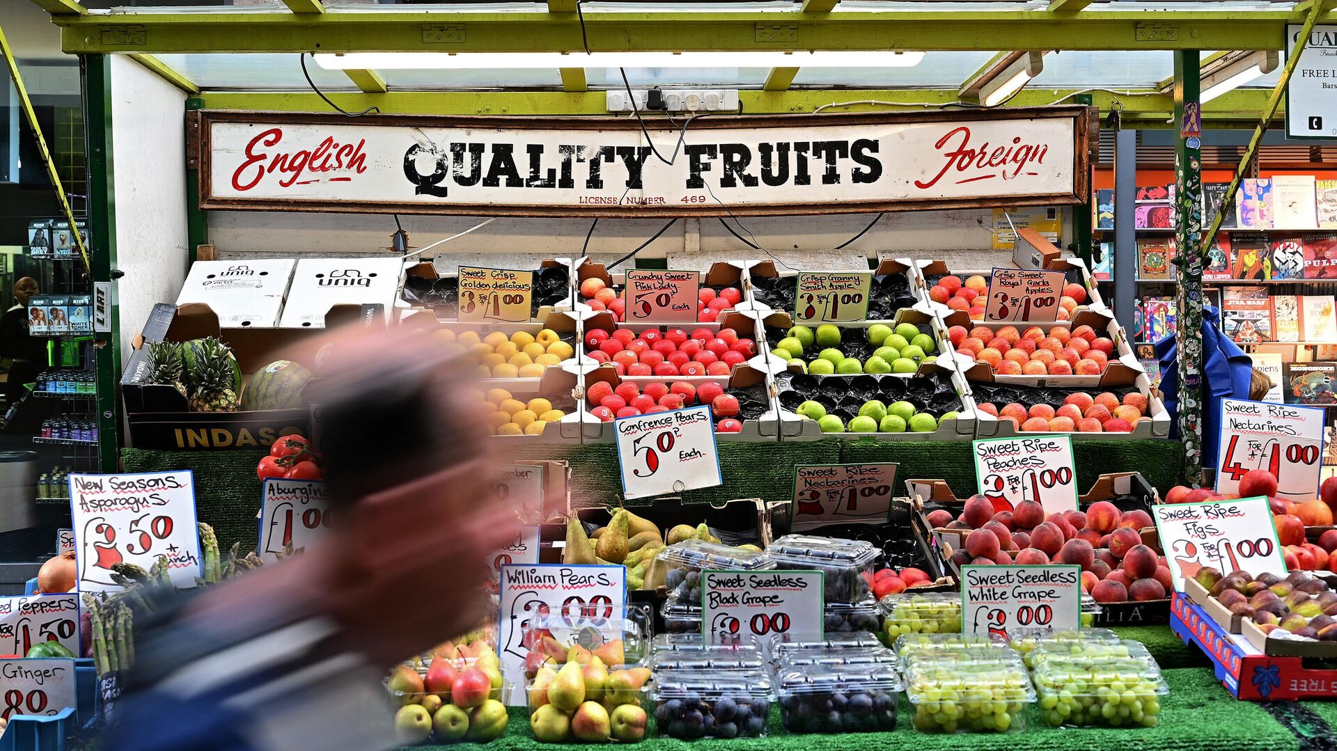 Цена на фрукты и овощи в фунтах стерлингов указана на прилавке торговца в Лондоне - Sputnik Абхазия, 1920, 16.05.2022