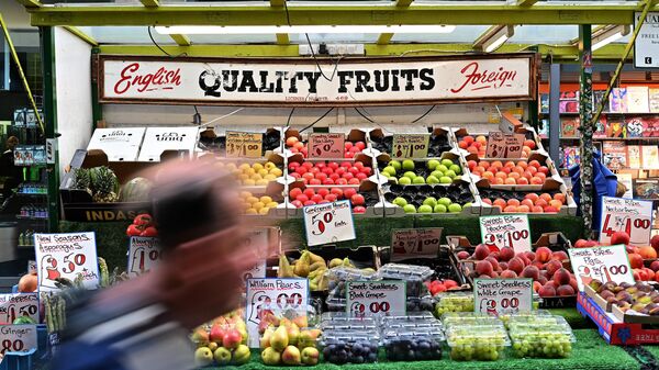 Цена на фрукты и овощи в фунтах стерлингов указана на прилавке торговца в Лондоне - Sputnik Абхазия