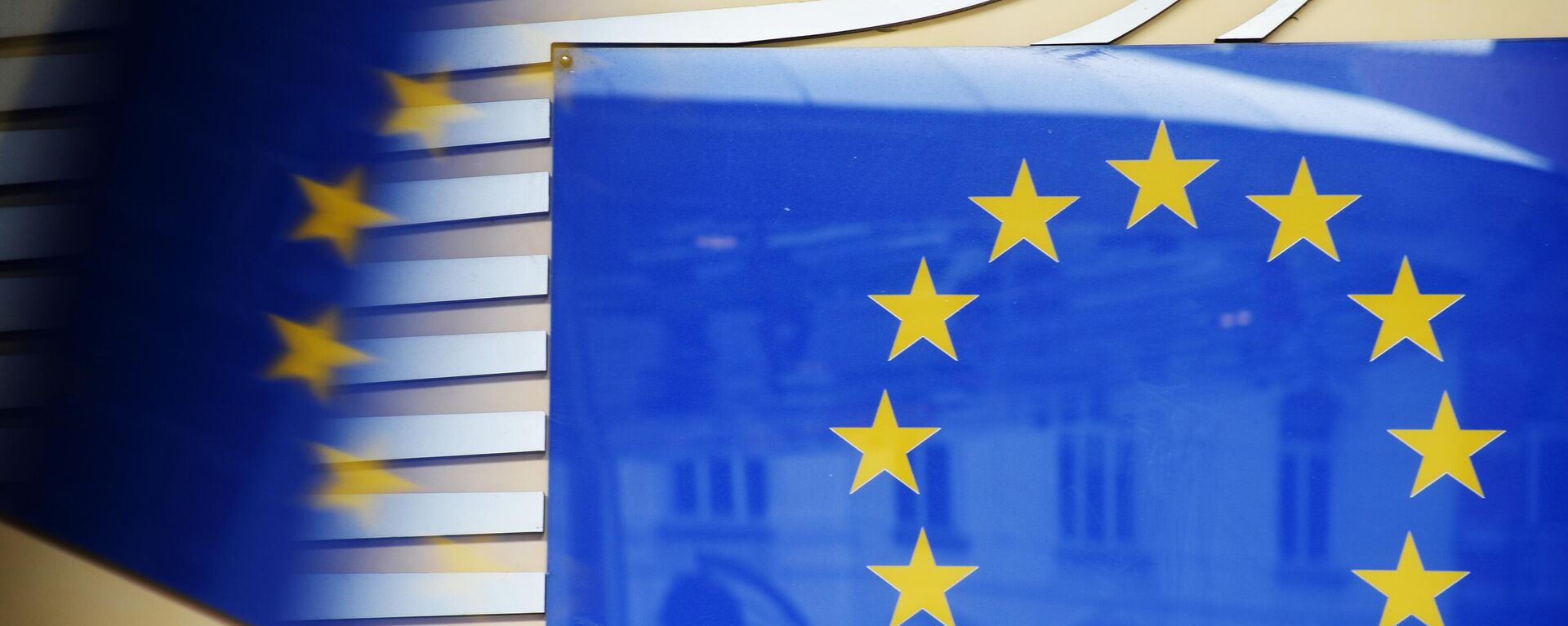 Логотип Евросоюза возле здания штаб-квартиры Европейского парламента в Брюсселе - Sputnik Абхазия, 1920, 09.07.2023