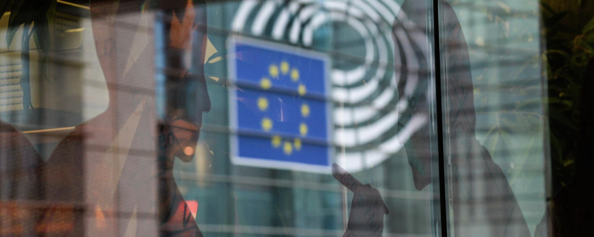 Логотип Евросоюза на здании штаб-квартиры Европейского парламента в Брюсселе - Sputnik Аҧсны, 1920, 18.05.2022