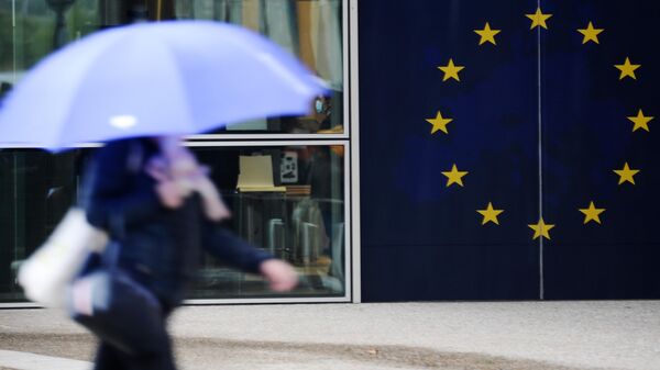 Логотип Евросоюза неподалеку от здания штаб-квартиры Европейского парламента в Брюсселе - Sputnik Абхазия