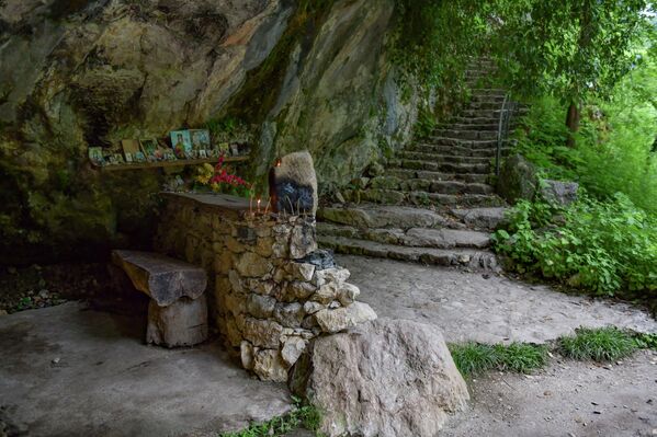 Лестница из каменных ступеней ведет прямо к келье Симона Кананита. - Sputnik Абхазия