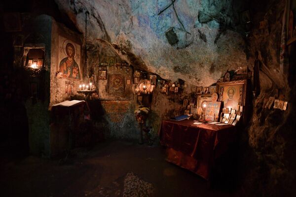 В келье сохранились мозаичные иконы Иисуса Христа и Симона Кананита, выложенные русскими монахами Новоафонского монастыря в 1884 году. - Sputnik Абхазия